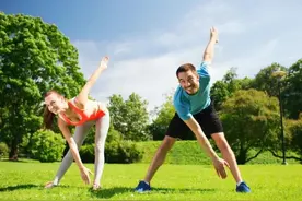 严格执行劳动法，8小时双休可以提高就业率促进消费图片