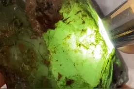 想要玩好翡翠原石，一定要了解它的裂图片
