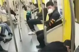 突发！青岛地铁车厢一男子现场大便引众人不适，背后真相大追踪！图片