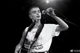 爱尔兰光头女歌手希妮德·奥康娜去世，享年56岁图片