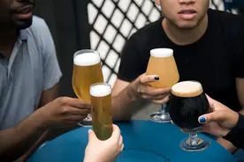 每晚喝一瓶啤酒，长此以往，身体会有哪些变化呢？图片