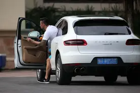 男足广州队降薪，球员惊呼只有60万，交不起物业费，养不起豪车了图片