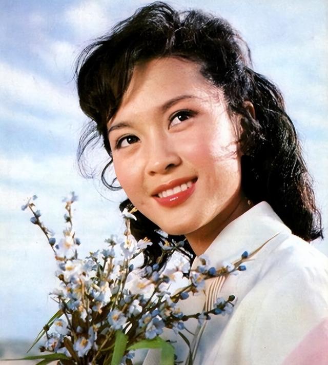 方舒,20世纪七八十年代非常出名的女星,七岁便出道了,而且扮演的是