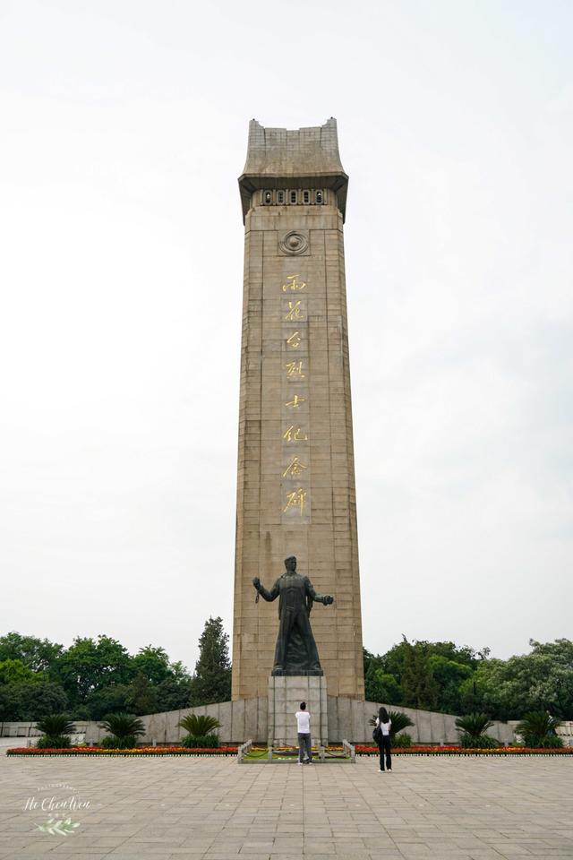 烈士纪念碑建于雨花台海拔60米的制高点上,建成于1989年,位于占地面积