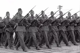 从1959年到1984年，国庆节的阅兵式中断了二十四年图片