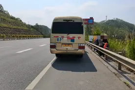 司机准驾车型不符 竟敢开客车上高速图片