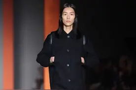 刘雯时装周走秀气场全开 蔡徐坤秀背部肌肉荷尔蒙爆棚图片