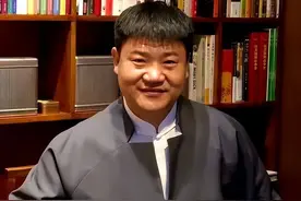 反诈老陈疑精神出问题？直播哭诉求礼物，眼睛通红不断狂吼图片