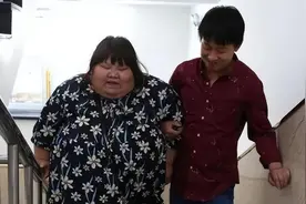 昔日校花被丈夫喂到330斤，睡塌两张床，丈夫：我怕她被抢走图片
