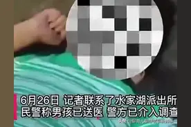 孩子被妈妈打的躲到窗户边缘了，还不收手，邻居高喊“不能打了”图片
