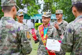 全网都在刷的“单杠兵王”，是我们岳阳小伙图片