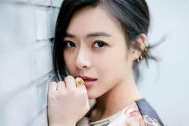 原东方卫视主持人陈辰，低调嫁歌唱家余笛，今被丈夫宠成少女图片