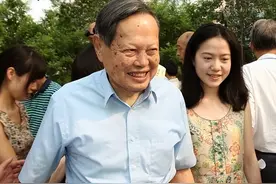 翁帆和杨振宁结婚18年，100岁的杨振宁变化不大，翁帆却像换个人图片