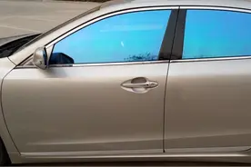 五菱宏光贴反光膜被罚，车主反问交警：100万埃尔法咋不罚？图片