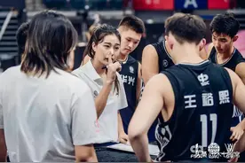 中国篮坛再出“美女教练”，《女帅男兵》另类传奇图片