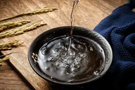 真正的粮食酒成本多少钱1斤?贵吗?贵州酒厂酿酒师告诉你真实价格图片