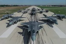 歼20上演大象漫步！首尾相连一眼望不到头，对外透露三大重要信号图片