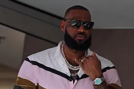 超级碗的球星秀！EJ酱热辣亮相，詹姆斯跳舞庆祝，布克携詹娜现身图片