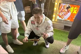 接地气!郭艾伦逛沈阳浑河夜市撸串,蹲路边炫大肉串一边和球迷唠嗑图片