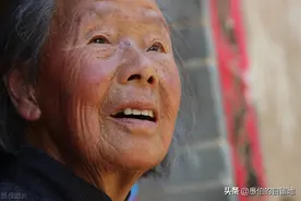纪实：我们兄妹二人，全心为母亲养老，结果却遭至全村人的谴责图片