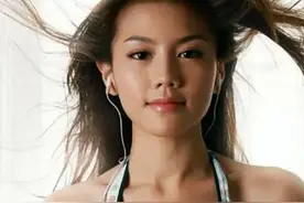 36岁女神周秀娜新恋情疑曝光，与帅哥逛街表现亲密，已单身9年图片