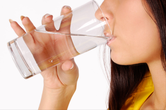 早上空腹喝水,是对还是错?可能很多人搞错了,医生说出答案
