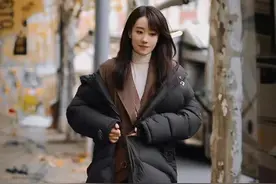 张小斐复刻《交换人生》同款包，穿黑色羽绒服配长裤，自带高级感图片