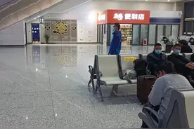 200万租火车站候车室开便利店，合同约定同层楼独家经营，旁边派出所值班室一房间却被改成小超市，该咋办？图片