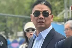 刘强东章泽天现身巴黎，带着孩子看奥运会，夫妻两人状态差别明显图片