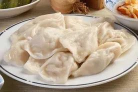 煮速冻水饺，用冷水还是热水？都错了，谨记这2点，不破皮不开裂图片