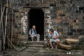 现在很多农村有两个儿子的家庭，没钱买房买车娶媳妇怎么解决？图片