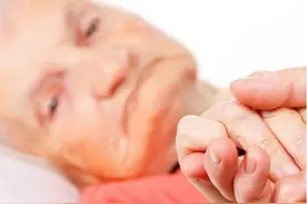 人在临死前身体会发生什么变化？医生提醒：3种状况是临终信号！图片