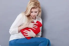 热乎乎的石墩子能治痛经？医生说有用，但可能会引发更严重的后果图片