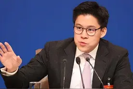 霍启刚又“升级”，霍震霆朱玲玲都陪同，不愧是霍家第三代接班人图片