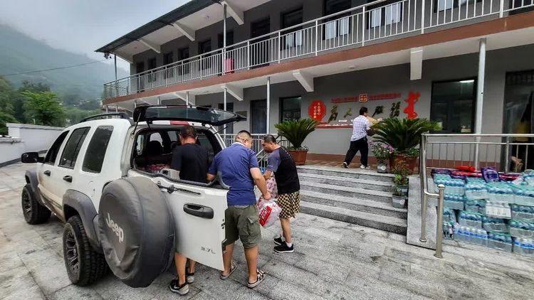 北京生态摄影协会党组织成员到房山区大安山乡瞧煤涧村参与紧急救援