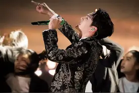 湖南跨年晚会王一博携新歌《廿》回归，手指上的天天戒指令人破防图片