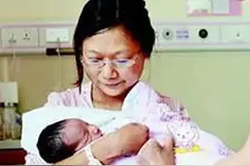 34岁四肢截肢孕妇，靠腕部发力顺利产子：儿子的降生给了我希望图片