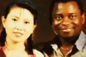 90年北大学霸远嫁非洲，因战争无奈回国卖盒饭，再见老公已是大官图片