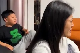 山东青岛，妻子和儿子看电视哭个不停，男子拍下视频：性情中人图片