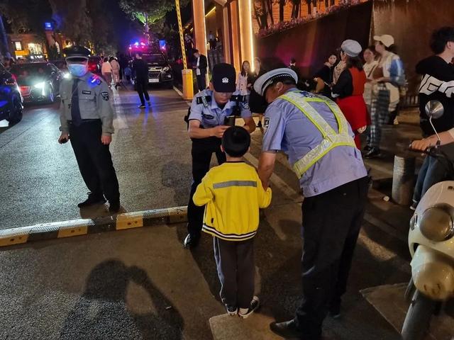 景德镇公安收到一通特殊的“报警”电话，原来是一位外地游客点名表扬……