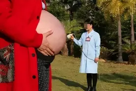孕妇腹痛误以为是宝宝调皮，强忍到天亮，送到医院后医生说来迟了图片