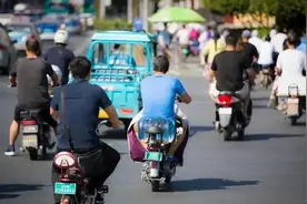 出现3种情况，挂牌、考证也不准骑电动车，上路要罚，车主别侥幸图片