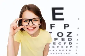 一岁女孩近视100度，三个月后远视100度，医生夸赞家长：做得好图片