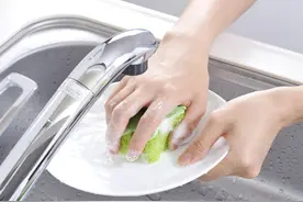 这样洗碗等于“吃细菌”！洗碗时常见的6个错误，看你占了几个？图片