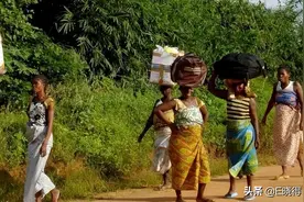 为什么非洲人习惯用头来顶东西呢？图片