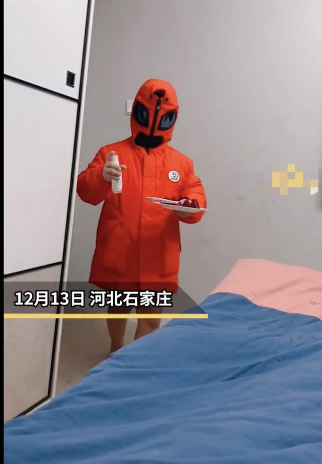 父母都阳性,8岁娃全副武装照顾,仔细一看装扮亮了,网友:小奥特曼