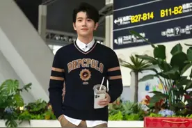 这才是中年男人“反油腻”的诀窍：切忌裤紧身、上衣塞裤腰！图片