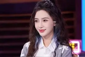 Angelababy着装抹胸礼服亮相，举止怪异，网友的留言好真实图片