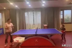 王楠输急眼，被女儿打到撞墙直叹气：哎呀妈呀！6岁笑笑进步神速图片