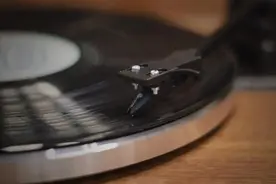 显微镜下的黑胶唱片，十分魔幻！发声时主要依靠唱针磨擦唱片片纹图片